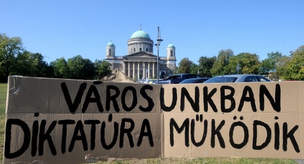 Szándékosan okoz kárt a Fidesz Esztergomban