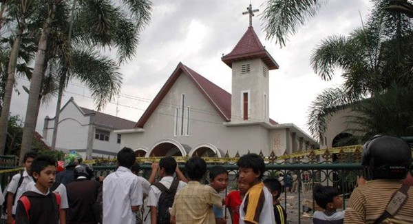 Keresztény templomokat gyújtottak fel Indonéziában