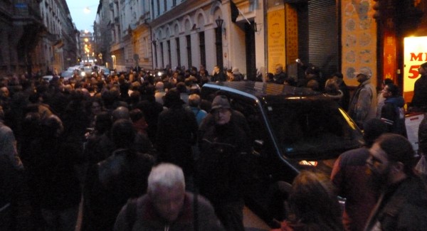 Százak tüntettek a Fidesz-székháznál