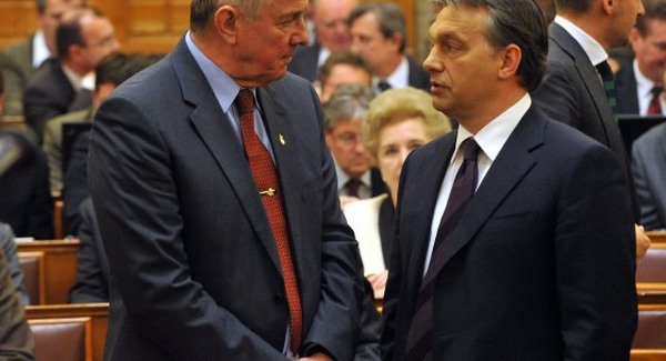 Orbán gyáván falaz Schmittnek
