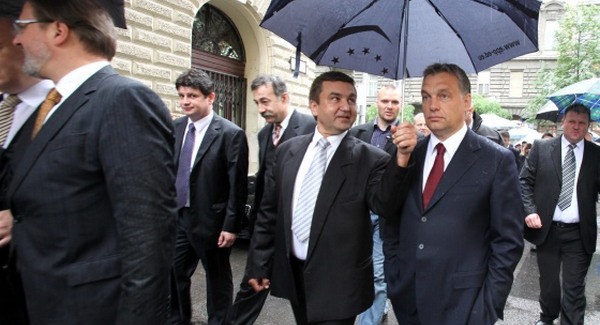 Ezúttal 800 millió forint Orbán védelmére