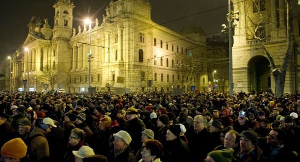 Tüntetések a magyar sajtószabadságért