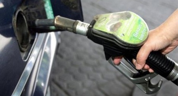 Szijjártó szerint a szocik emelik a benzin árát