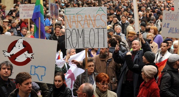 Kétezres tüntetés a Fidesz-alkotmány ellen