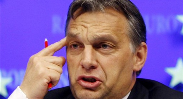 Orbán Brüsszelben a kesztyűben dudálásról