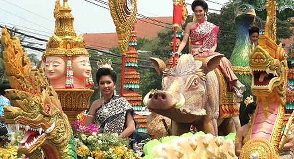 A hagyományos thai újévi fesztivál