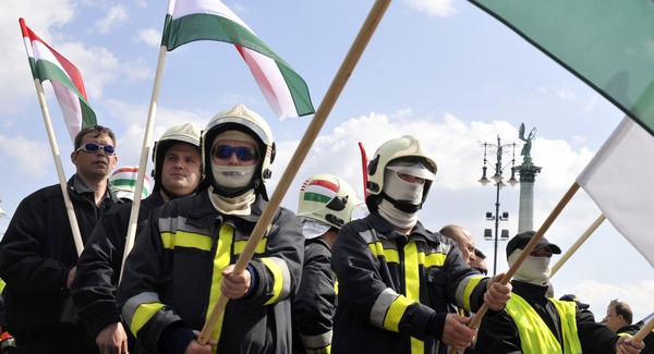 A tűzoltók tüntetése az Orbán-kormány ellen - videó