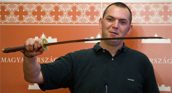 Szamurájkarddal hadonászik a Jobbik