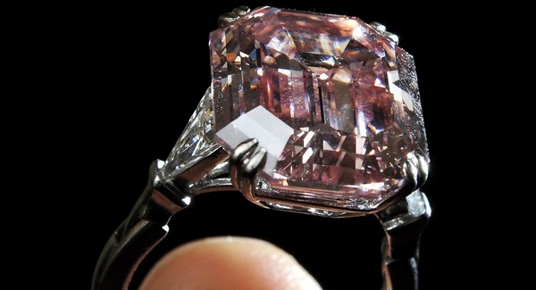 Kétmilliárdért kelt el egy rózsaszín gyémánt