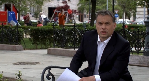 Orbán Viktor játszótéren dolgozik