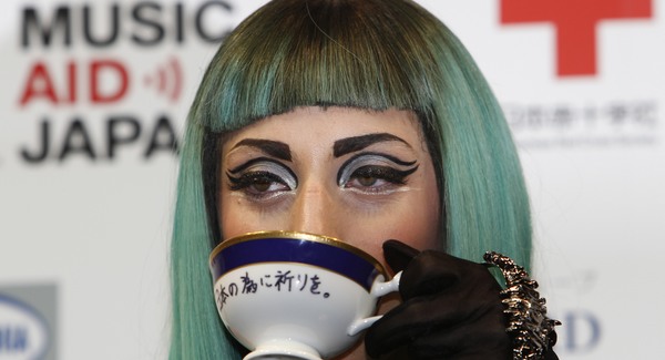 Lady Gaga teát kortyolt Tokióban Japánért