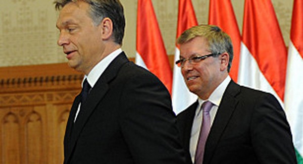 Economist: "Vigyorgó lakájok Orbán körül"