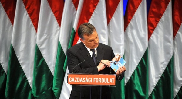 Roncsország miniszterelnöke roncsautót vezet
