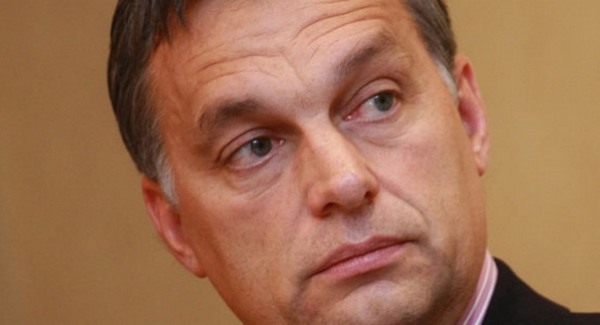 Orbán megköti a következő tíz kormány kezét