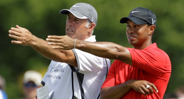 Tizenkét év után leváltja segítőjét Tiger Woods