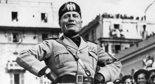 Mussolinit éltetik Budapesten 