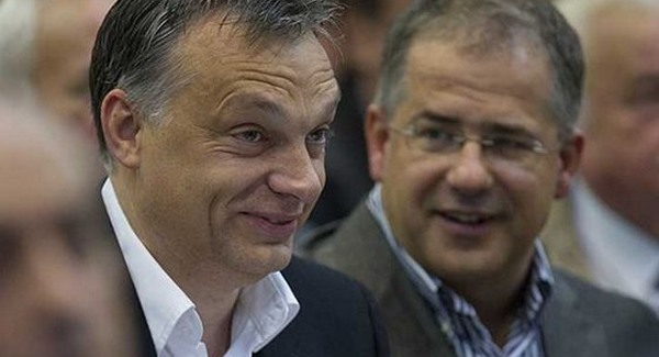 Orbán térdig áll a munkában