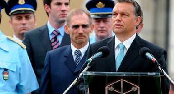 Jólétet, jó fizetést ígért Orbán a jövő rendőreinek