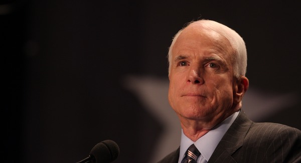 McCain lehobbitozta a Tea Party tagjait