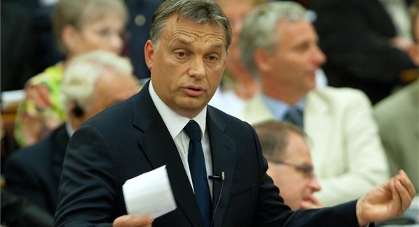 Orbán megvédi az országot, kezeket zsebbe 