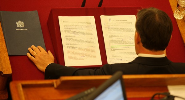 Fotózható az Orbán jegyzet
