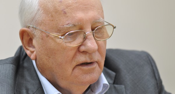 Gorbacsov az orosz ellenzék mellett
