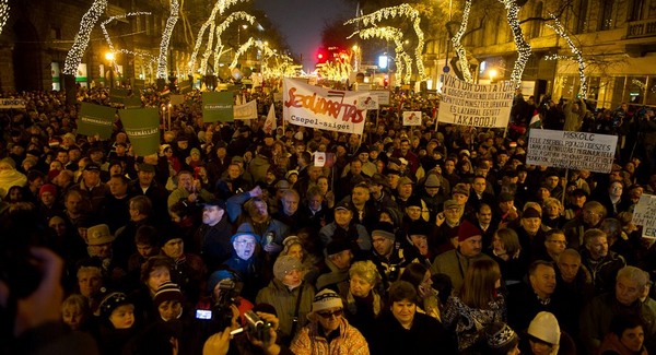 Százezren tüntettek Orbán ellen