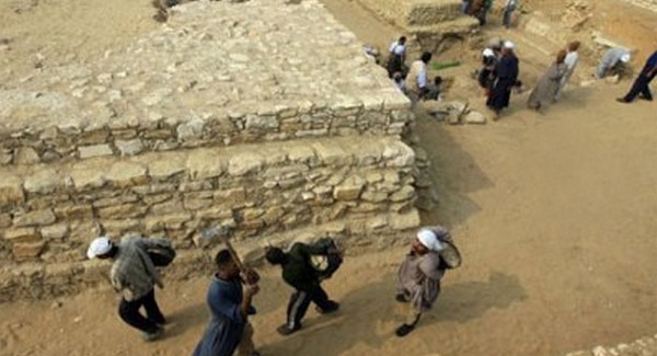 Négyezer éves sírkamrát tártak fel Egyiptomban