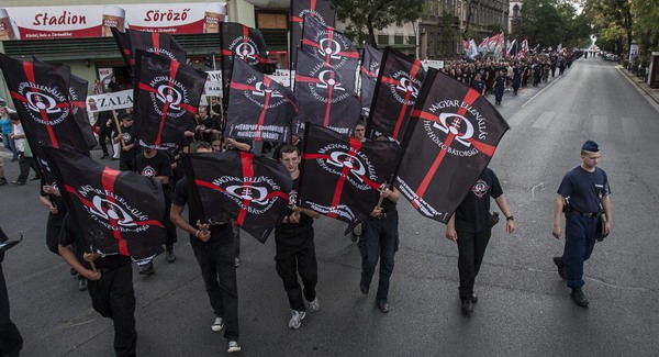 Trianon ellen tüntettek Zagyváék szélsőségesei