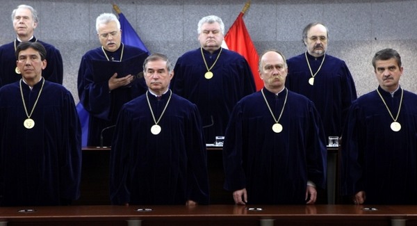 Bebetonozza alkotmánybíróit a Fidesz