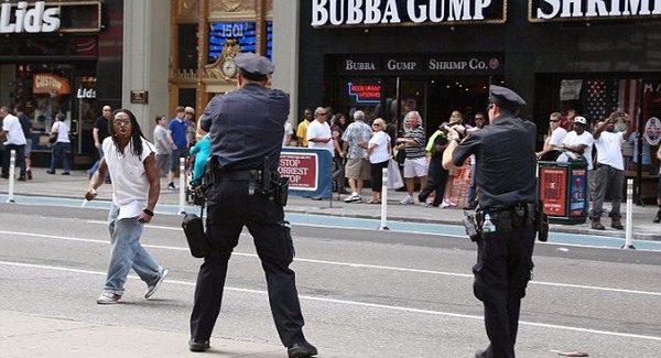 Konyhakéses férfit lőttek a Times Square-en