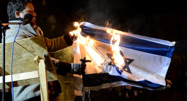 Izraeli zászlót égetett a Jobbik volt képviselője