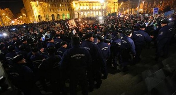 Átjutottak Orbánék kordonján a tüntető diákok