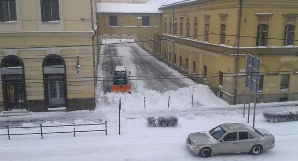Kósa Lajos parkolójában eltakarították a havat
