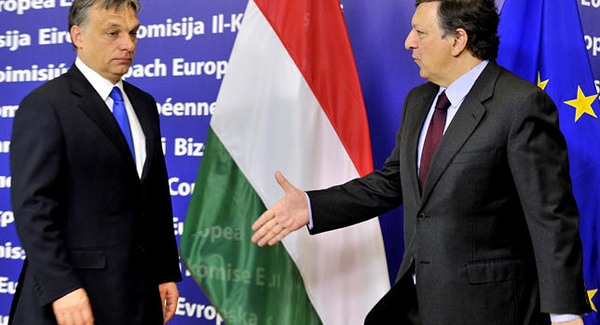 Orbán pávatáncol, Navracsics támad