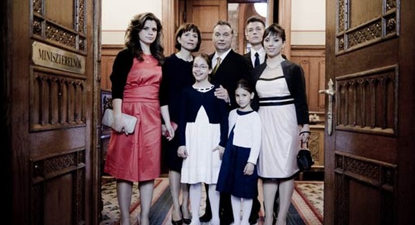 Orbán a családjával együtt elhagyja az országot