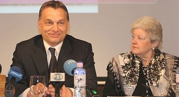 Orbán lesöpörte Öcsi néni padlását