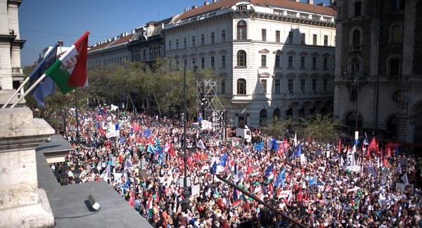 Orbán rendszere ellen tüntettek az Operánál