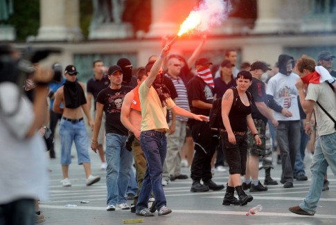 Négy ellentüntetőt állítottak elő