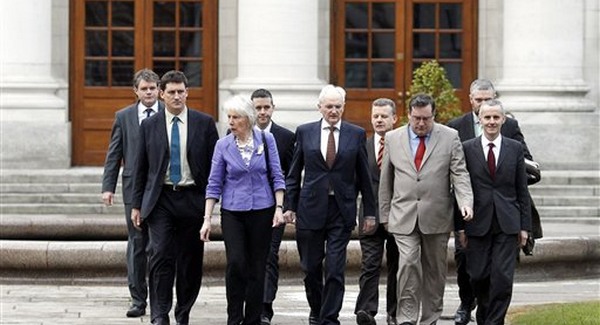 Szakadt az ír kormánykoalíció