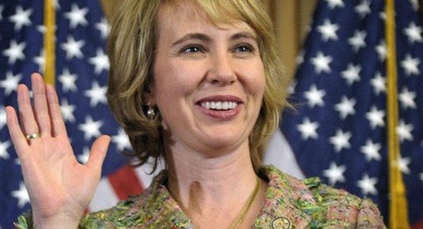 Giffords felkelt az ágyából