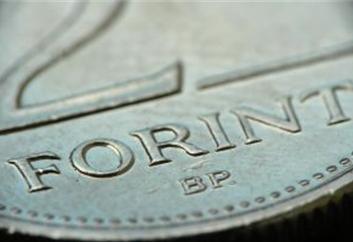 A portugál fejlemények miatt gyengül a forint