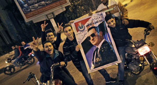 Mubarak lemondott
