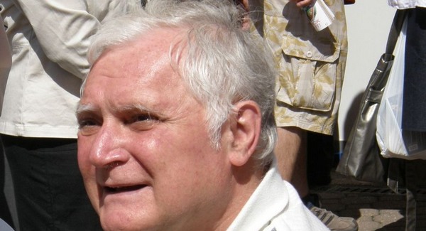 Orbán az országot, Gyurcsány a pártot osztja meg