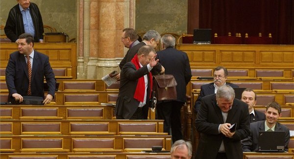 Az MSZP kivonult az alkotmánykoncepció vitájáról