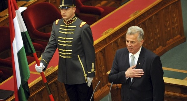 Aláírta a jegybanktörvényt az emberek embere