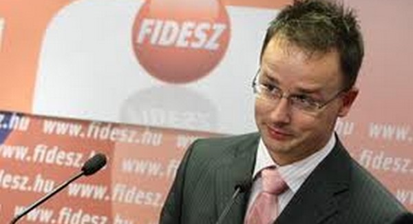 Szijjártó feje lukat ütött a bérplafonon