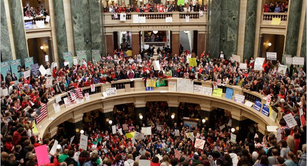 Wisconsin tiltakozik a megszorítások miatt