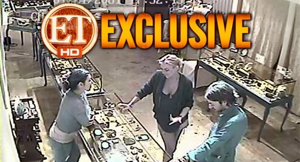 Felvétel Lindsay Lohan ékszerbolti látogatásáról