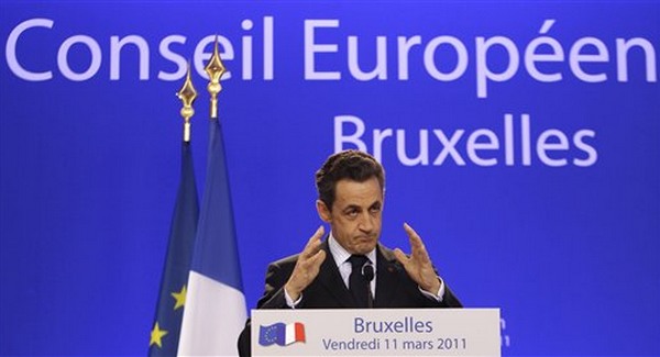 Sarkozy bombázná Líbiát